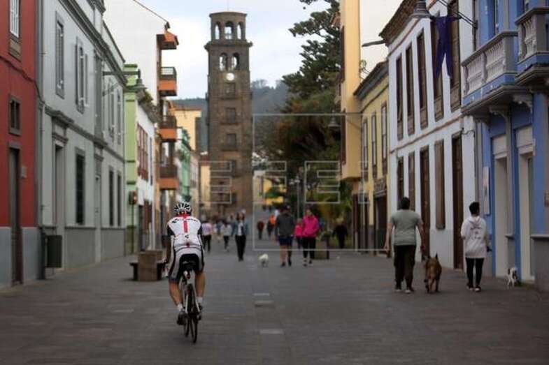 Personas paseando por La Laguna, durante la desescalada, antes de que se impusiera el uso de la mascarilla (Foto EFE / Cristóbal García)